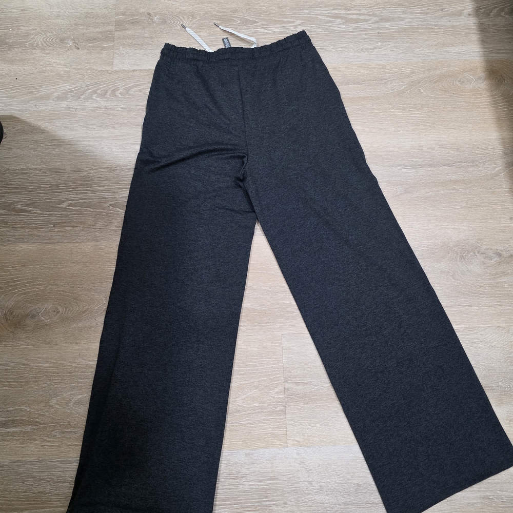 Vuori Women's Halo Wide Leg, Size M, Like New - Picture 2 of 4